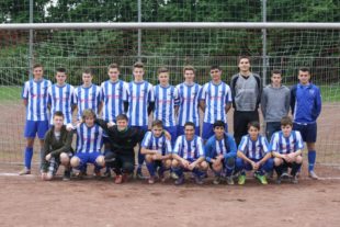 Lukas Klünter (oben, 5.v.l.) in der U17 des SSV Weilerswist (Foto: Stefan Kühlborn)