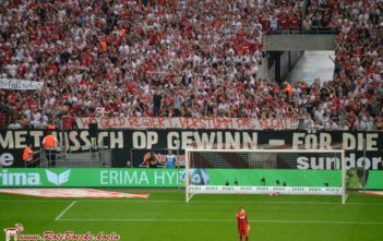 Von Bautzen bis Köln: Red Bulls Weg durch die Ligen und die Leidtragenden Spruchband der Fans des 1. FC Köln gegen RB Leipzig, Südtribüne Müngersdorfer Stadion