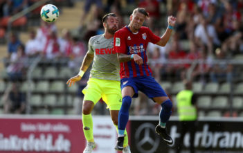 Torlos in Krefeld: 1. FC Köln spielt gegen Uerdingen 0:0 KREFELD, GERMANY - JULY 21: Dominic Maroh of Koeln challenges Connor Krempicki of Krefeld during the preseason friendly match between KFC Uerdingen and 1. FC Koeln at on July 21, 2017 in Krefeld, Germany. (Photo by Lars Baron/Bongarts/Getty Images)