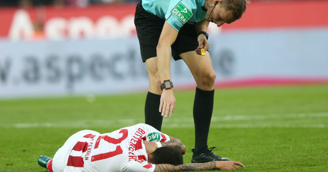 COLOGNE, GERMANY - SEPTEMBER 20: Leonardo Bittencourt of Koeln lies on the pitch and is checked on by referee Martin Petersen during the Bundesliga match between 1. FC Koeln and Eintracht Frankfurt at RheinEnergieStadion on September 20, 2017 in Cologne, Germany. (Photo by Christof Koepsel/Bongarts/Getty Images)