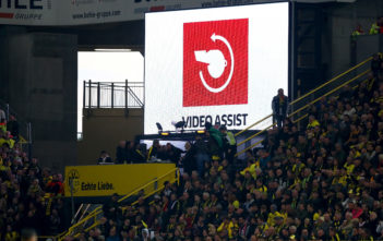 „Gehe nicht von einer Neuansetzung aus“: Interview mit Schiedsrichter-Experte Alex Feuerherdt DORTMUND, GERMANY - SEPTEMBER 17: The Sign for the video referee on the screen during the Bundesliga match between Borussia Dortmund and 1. FC Koeln at Signal Iduna Park on September 17, 2017 in Dortmund, Germany. (Photo by Martin Rose/Bongarts/Getty Images)