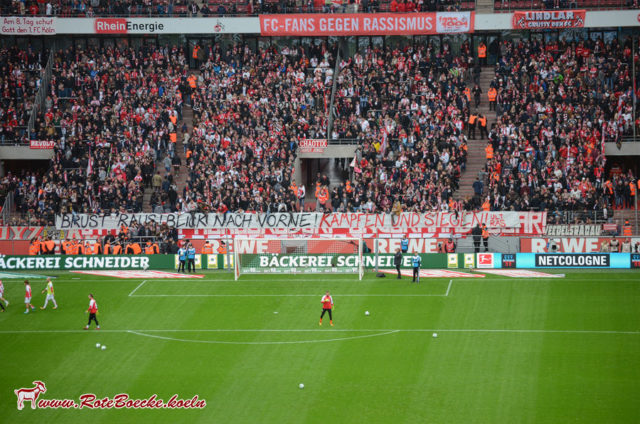 Banner Südkurve 1. FC Köln „Brust raus! Blick nach vorne! Kämpfen und siegen!“